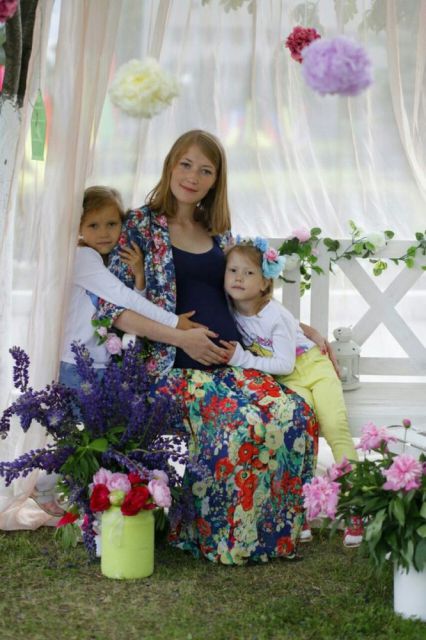Вика и Карина Фондеркины с мамой Екатериной