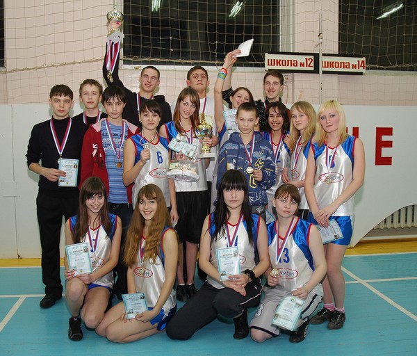 Команды-победительницы лицея № 18 и школы № 12.  Фото Валерия Бакланова.