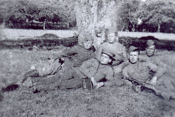 В.Водеников (слева) с друзьями на привале. Австрия. апрель 1945 года.