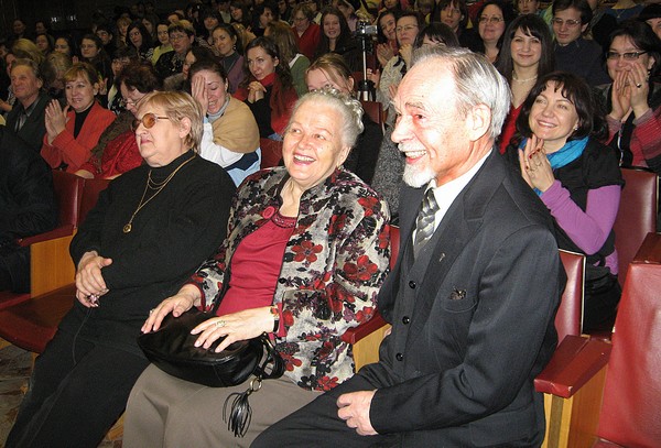 Председатель жюри фестиваля Галина Писаренко (в центре) на этот раз среди зрителей. Фото автора.