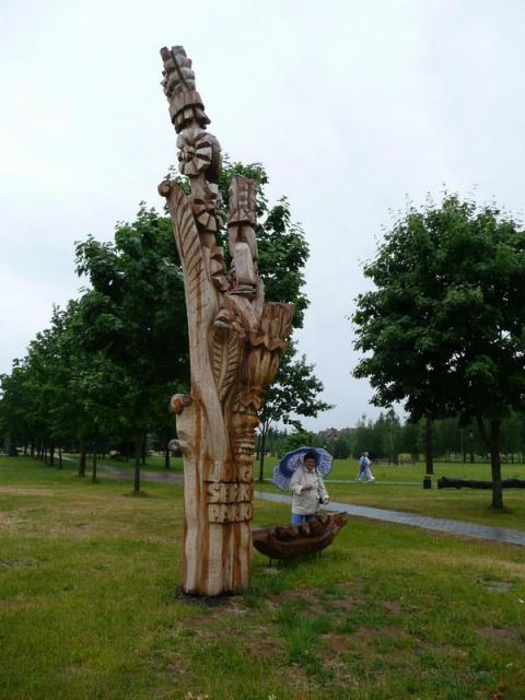Подобные деревянные скульптуры часто встречаются в Литве
