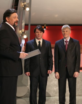 Ведущий телешоу народный артист России Дмитрий Назаров объявляет о победе  Александра Цильке (крайний справа)  в своей группе. Фото ТВЦ.