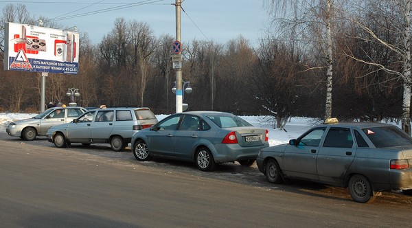 Законное место для стоянки такси “073”. Фото Валерия Бакланова.