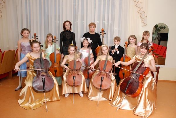 Ансамбль виолончелистов “Виола да гамба” (руководитель Надежда Соловьева).  Фото из архива школы.