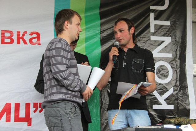 Н.Алексеева (слева) награждают  за победу на “Redline-2010”.  Фото a u t o e v e n t s. ru