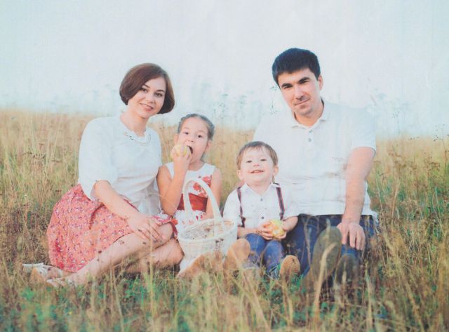 Семья Петровых (Андрей, Ирина, дочка Катя и сын Савелий)