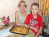 Светлана с сыном Пашей и их кулинарный шедевр.  Фото из семейного альбома Васильевых.