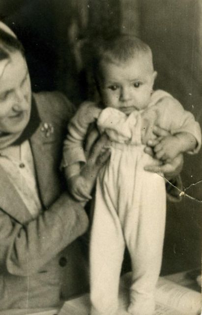 В 1962 году с трехмесячным сыном Сережей.  Фото из семейного архива Васильевых.