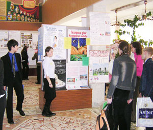 Конференция началась с выставки.