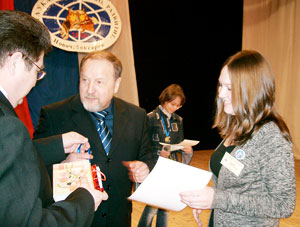 Победительнице в подсекции “Журналистика” Анастасии Бацуевой диплом и приз вручают начальник управления образования Владимир Матвеев и ректор ЧРИО Владимир Данилов. ФОТО ВАЛЕРИЯ БАКЛАНОВА.