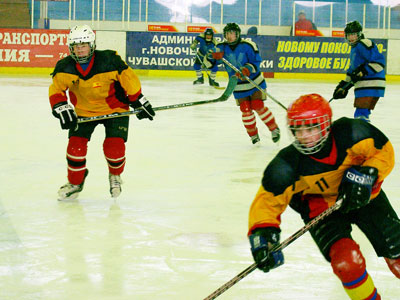 С большим задором и напором атакуют канашцев новочебоксарские пацаны. 