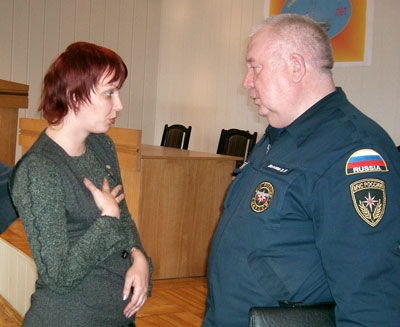 Инженер-лаборант ТЭЦ-3 Наталья Голубева делится с главой ГКЧС Виталием Петьковым своей тревогой. ФОТО ВАЛЕРИЯ БАКЛАНОВА.