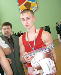 Лучший боксер турнира Евгений Волков.  ФОТО ВАЛЕРИЯ БАКЛАНОВА. 