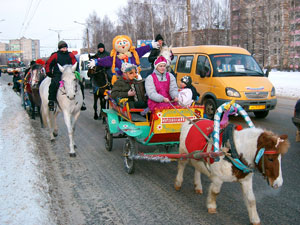 Цокают копыта по мостовой, подходи, народ, гурьбой. ФОТО ВАЛЕРИЯ БАКЛАНОВА.