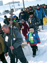 Старт дан, участники соревнований выходят на волжский лед.