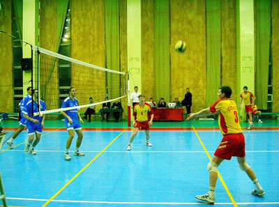 На площадке играют “Сокол” и “Динамо” (Ленинградская область). ФОТО ВАЛЕРИЯ БАКЛАНОВА.