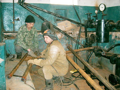 Меняют трубы в подвальном помещении дома № 38 по ул. Советской.  Фото Валерия Бакланова.