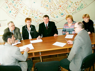 Идет оперативное совещание. Фото Валерия Бакланова.