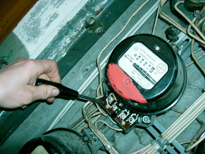 Эту перемычку рейдовая бригада “засекла” в доме № 26 по ул. Винокурова. Фото Валерия Бакланова. 