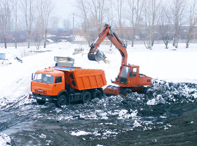 С территории ГУП “БОС”, не защищенной дамбой, убирают обезвоженный осадок, чтобы он не попал в Волгу. ФОТО ВАЛЕРИЯ БАКЛАНОВА. 
