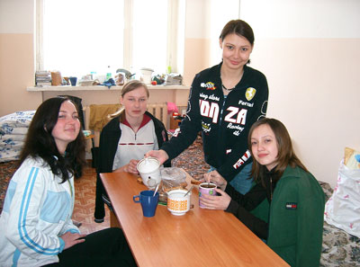 Первый завтрак в новой общаге. Фото Валерия Бакланова.