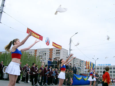 Вестники мира над городом. ФОТО ВАЛЕРИЯ БАКЛАНОВА. 