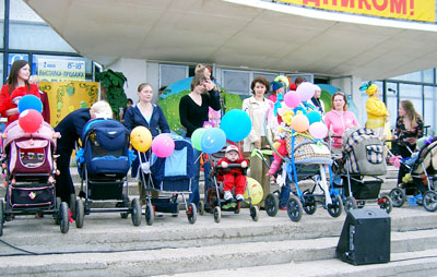 Коляска — помощница, коляска — сестра, коляска родная, ты с нами всегда.