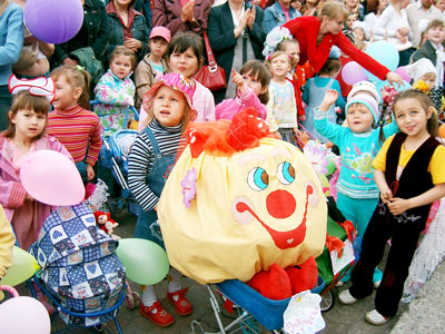 Когда в небо взмыли сотни цветных шаров, маленькие “мамы” на миг забыли о “дочках”. Фото Валерия Бакланова.