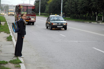 Школьница полна решимости перейти дорогу в неположенном месте. 