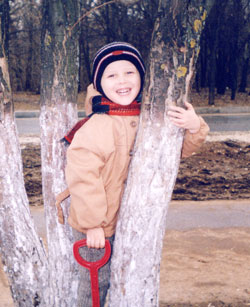 Забавный мальчишка любит забавы.