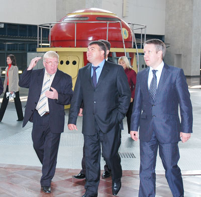 Главный инженер Чебоксарской ГЭС Владимир Дорофеев (слева) показывает главе Федеральной налоговой службы Анатолию Сердюкову (в центре) машинный зал станции. Фото Валерия Бакланова. 