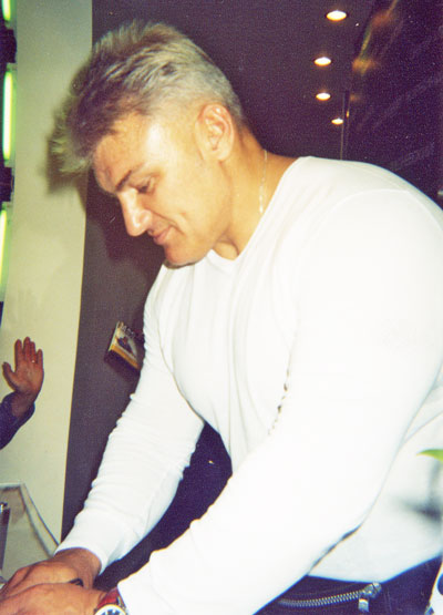 На книжной выставке-ярмарке Владимир Тур­чин­­ский говорил мало, но автографы раздавал с удовольствием.   Фото автора.