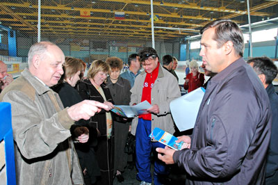 Главный редактор “Алатырских вестей” Анатолий Михин беседует с главным тренером хоккейной команды “Сокол” Олегом Салтыковым. Фото Валерия Бакланова. 