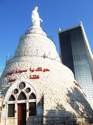 Статуя Девы Марии на вершине горы Джуна.