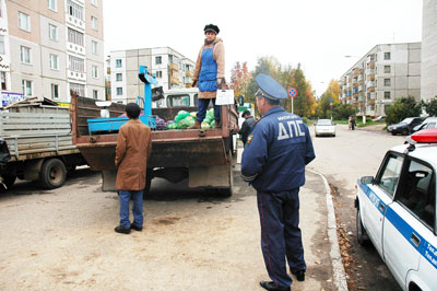 “Кто разрешил?” Этот вопрос сопровождал сельчан все четыре недели. Фото Валерия Бакланова.