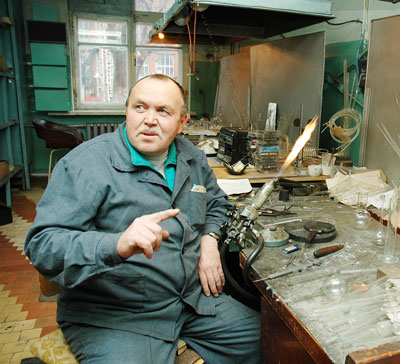 Стеклодув Валерьян Портнов. Фото Валерия Бакланова.