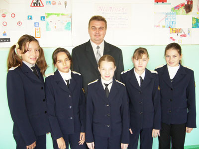 Девочки-кавалергарды из 5 ”а” школы № 5 с классным руководителем Юрием Челноковым. 