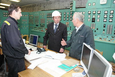 Михаил Александров (в центре) проверяет оборудование станции. Фото Валерия Бакланова.