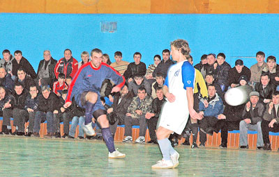 Свое мастерство демонстрирует лучший бомбардир “Чувашии” Сергей Дмитриев (слева). 