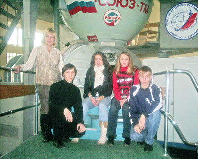 Замдиректора школы № 11 Т.Дмитриева, Н.Стариков, А.Магомедова, Н.Ефимова и Д.Николаев в музее космонавтики Звездного городка.  