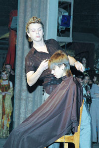 Ножницы так и мелькали в руках В.Бочкарева. 