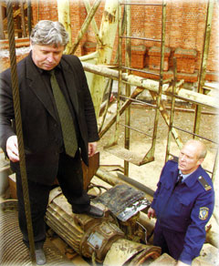 Заместитель руководителя управления Валерий Подолян и начальник отдела государственного строительного надзора Владимир Кокотин. 