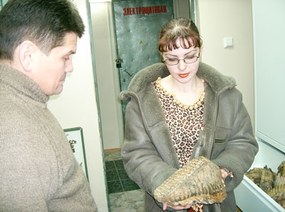 Научный сотрудник отдела археологии Г.Максимов и заведующая сектором учета К.Березовская пытаются представить, сколько таких зубов могло быть у мамонта.