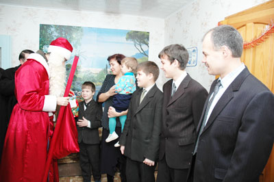 Поздравить семью года прибыл Дед Мороз. Фото Валерия Бакланова.