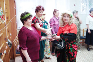 Цыганка гадала — за ручку брала.