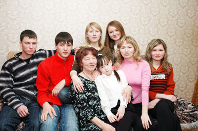 Многодетная… бабушка Алектина Сергеева (обнимает правнучку Кристину). Фото Валерия Бакланова.