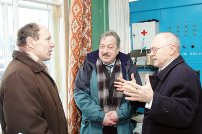 На “Химпроме” министр промышленности и энергетики ЧР Ю.Волошин ознакомился с новой технологией переработки ливневых стоков и использования их для технических целей. Фото Валерия Бакланова. 