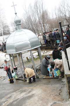 У освященного родника можно было набрать воды и искупаться.