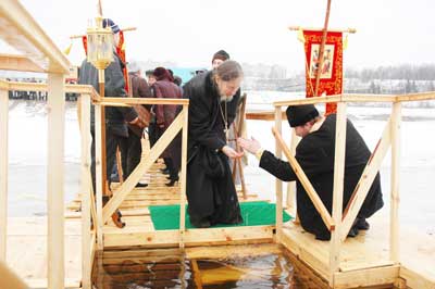 Освятив купель, отец Илия ополоснул волжской водой лицо.