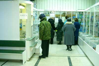 И в центральной аптеке касса в одном месте, лекарства в другом. Фото Валерия Бакланова.